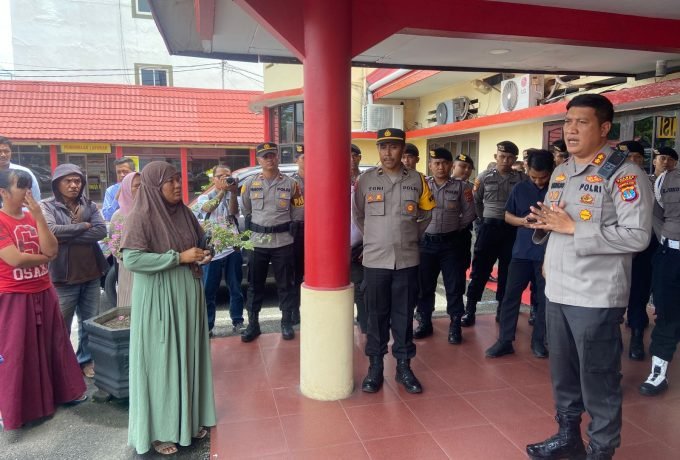 TERIMA: Kapolres Tarakan, AKBP Ronaldo Maradona saat menerima massa aksi di depan Mako Polres Tarakan. (Foto: Endah Agustina/Benuanta)