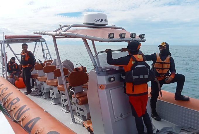 OPERASI SAR: Tim Basarnas Tarakan saat melakukan pencarian terhadap empat pemancing asal Bunyu. (ist)