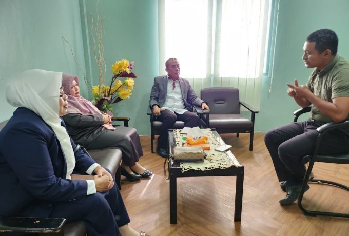 DISKUSI : Anggota DPRD Nunukan saat berdiskusi dengan Manager UPL PLN Nunukan (Foto: Istimewa)