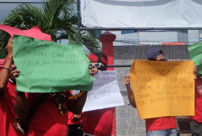 AKSI : Puluhan massa yang tergabung dalam Pasukan Merah Nusantara lakukan unjuk aksi damai di depan Mako Polres Tarakan, Sabtu, 8 April 2023 kemarin. (ist untuk Benuanta)