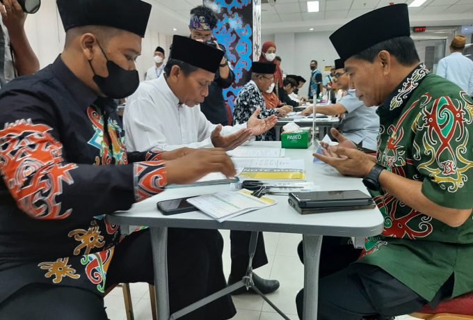 ZAKAT: Gubernur Kaltara Zainal Arifin Paliwang saat membayar zakat di Baznas Kaltara dalam program Kaltara Berzakat.