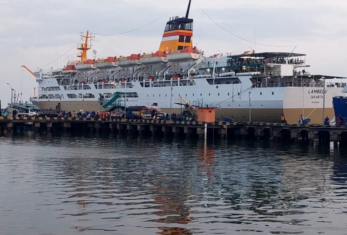 BERANGKAT : KM. Lambelu yang hendak berangkat tujuan Sulawesi.