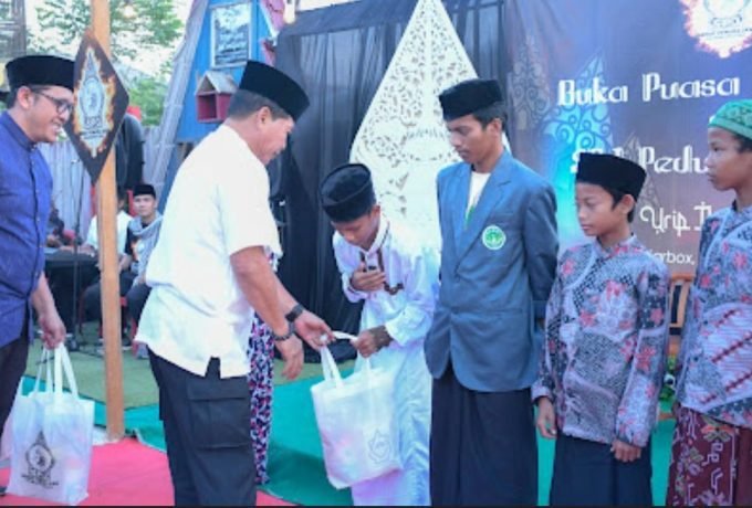 BUKA PUASA: Gubernur Kaltara Zainal Arifin Paliwang buka puasa bersama Serikat Pemuda Jawa (SPJ) Kaltara dan anak yatim piatu serta warga setempat sekitar Restoran Starbox Tanjung Selor. (Sumber foto: DKISP Kaltara)