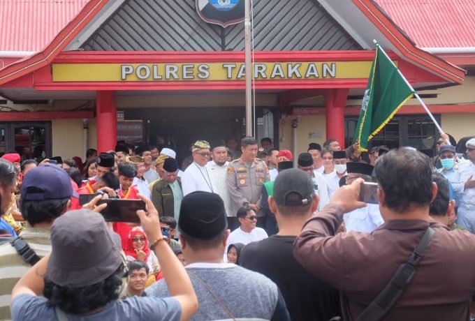AKSI : Sejumlah ormas Islam saat melakukan aksi di halaman Polres Tarakan.