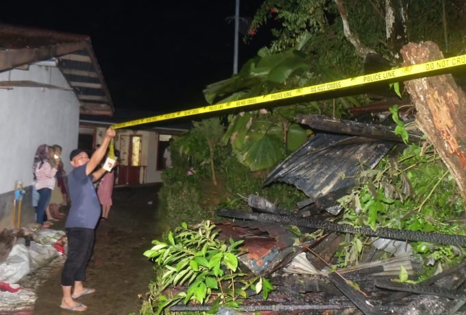 POLICE LINE: Bangunan rumah yang hangus di segel oleh polisi. (Foto: Okta Balang/Benuanta)