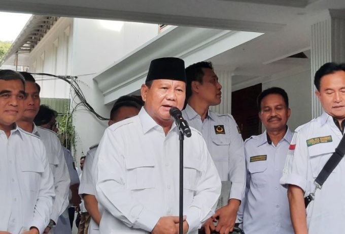PRABOWO9 Ketua Umum (Ketum) Partai Gerindra Prabowo Subianto (tengah) saat memberi keterangan pers usai menerima kunjungan Ketum Partai Bulan Bintang (PBB) Yusril Ihza Mahendra di Jakarta, Rabu (6/4/2023). (ANTARA/Fath Putra Mulya)