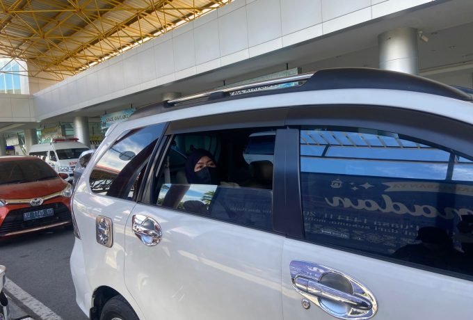 DIJEMPUT : Direktur PT BTM berada di dalam mobil usai tiba di Bandara Juwata Tarakan. (Foto: Endah Agustina/Benuanta)