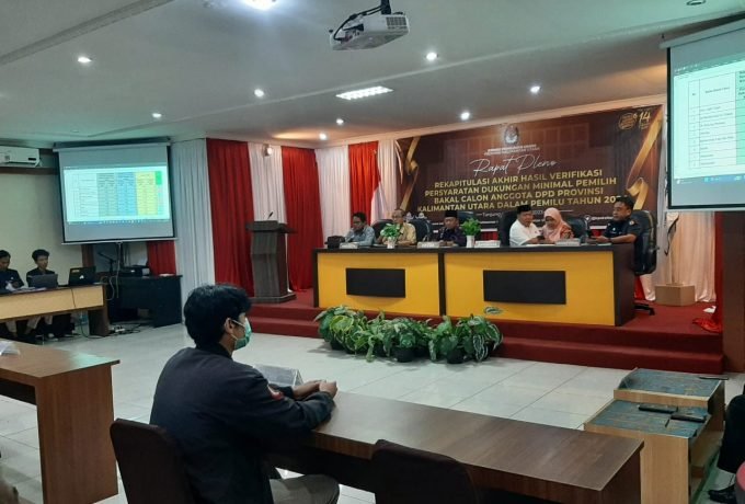 REKAPITULASI: KPU Provinsi Kaltara saat melakukan rekapitulasi akhir verifikasi persyaratan dukungan minimal pemilih.