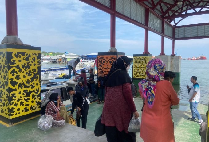 BERANGKAT: Suasana dermaga keberangkatan Pelabuhan Tengkayu I. (Foto: Endah Agustina/Benuanta)