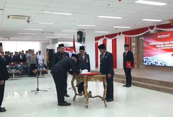 LANTIK: Gubernur Kaltara Zainal Arifin Paliwang saat melantik Jabatan Pimpinan Tinggi (JPT) pratama.