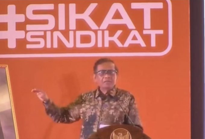 Menteri Koordinator Bidang Politik Hukum dan Keamanan (Menko Polhukam) Mahfud MD saat mengisi kegiatan diskusi publik bertemakan Perang Semesta Melawan Sindikat penempatan Pekerja Migran Indonesia (PMI) ilegal di Batam Kepulauan Riau, Kamis (6/4/2023). ANTARA/Yude