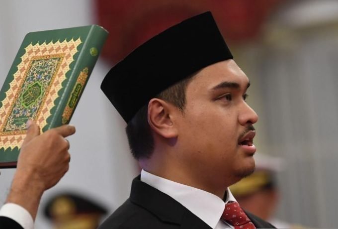 Menpora Ario Bimo Nandito Ariotedjo mengucapkan sumpah saat dilantik Presiden Joko Widodo di Istana Negara, Jakarta, Senin (3/4/2023). Ario Bimo Nandito Ariotedjo resmi dilantik sebagai Menpora sisa jabatan 2019-2024 menggantikan Zainudin Amali. (ANTARA FOTO/Sigid Kurniawan/aww.)