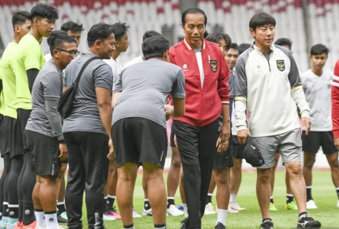Presiden Joko Widodo (kedua kanan) didampingi pelatih Timnas U-20 Shin Tae-yong (kanan) menyalami pemain dan ofisial Timnas U-20 di Stadion Utama Gelora Bung Karno, Jakarta, Sabtu (1/4/2023). ANTARA FOTO/Hafidz Mubarak A/hp.