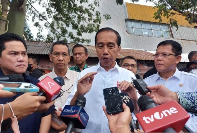 Presiden Joko Widodo usai meninjau harga pangan di Pasar Minggu, Jakarta Selatan, Kamis (13/4/2023) (ANTARA/Mentari Dwi Gayati)