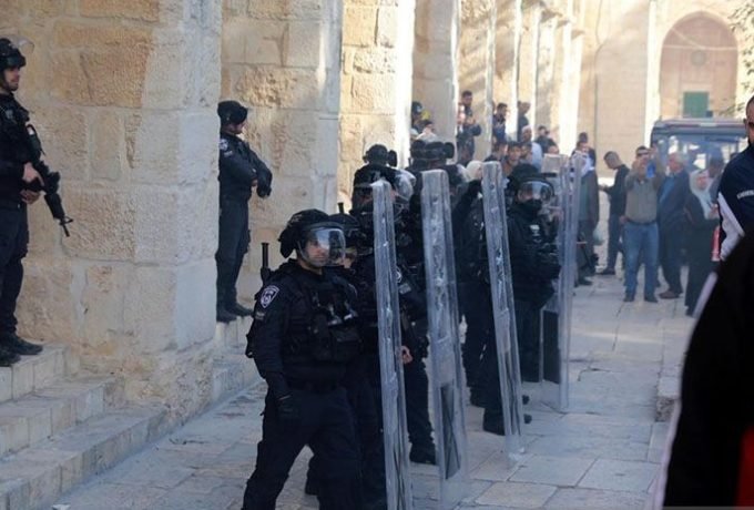 Arsip - Pasukan keamanan Israel berjaga saat terlibat bentrok dengan warga Palestina di kompleks Masjid Al Aqsa di Yerusalem Timur (22/4/2022). (ANTARA/Xinhua/Muammar Awad/aa)