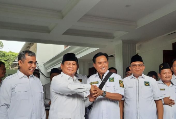 pbb gerindra Ketua Umum (Ketum) Partai Bulan Bintang (PBB) Yusril Ihza Mahendra (ketiga dari kanan) dan Ketum Partai Gerindra Prabowo Subianto (kedua dari kiri) di Jakarta, Rabu (6/4/2023). ANTARA/Fath Putra Mulya