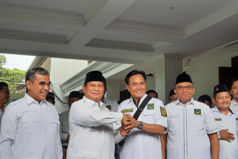 Ketua Umum (Ketum) Partai Bulan Bintang (PBB) Yusril Ihza Mahendra (ketiga dari kanan) dan Ketum Partai Gerindra Prabowo Subianto (kedua dari kiri) di Jakarta, Rabu (6/4/2023). ANTARA/Fath Putra Mulya