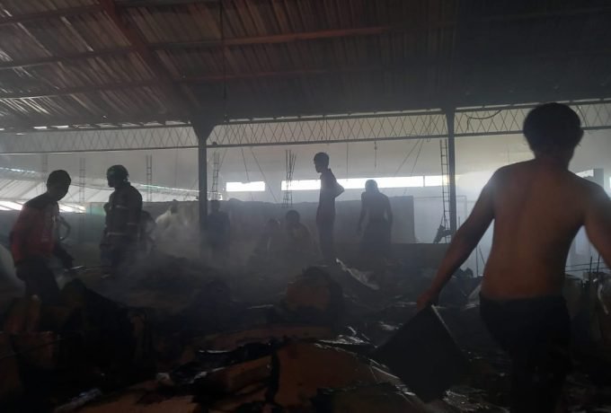 TERBAKAR : Kondisi terkini lantai 2 perusaan PT. Tarakan Fisherindo usai terbakar. (Foto: Okta Balang/Benuanta)