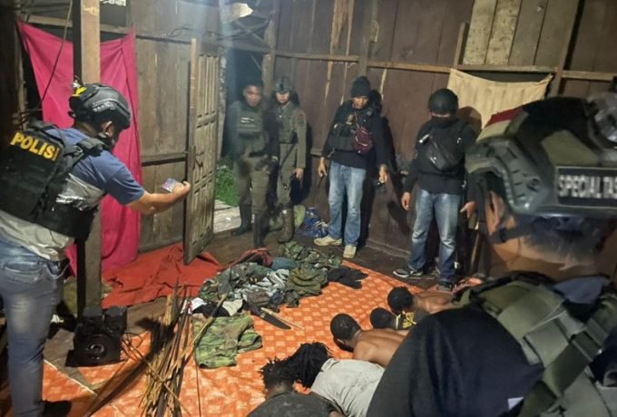 Anggota Satgas Damai Cartenz 2023 dan Polres Yahukimo melakukan penggerebekan di salah satu rumah yang diduga tempat persembunyian kelompok kriminal bersenjata (KKB), Kamis (4/5/2023). (ANTARA/HO-Divisi Humas Polri)