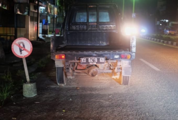 PARKIR : Tampak kendaraan roda empat parkir inap di Jalan Yos Sudarso pada Kamis (5/5/2023). (foto : Oktav Balang/benuanta.co.id)