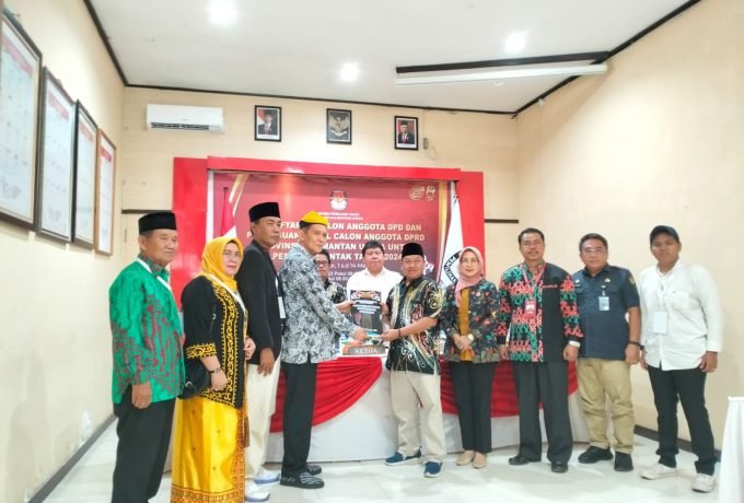 PENYERAHAN : Ismunandar Aziz saat menyerahkan berkas kepada ketua KPU Kaltara.