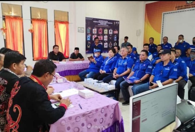 DAFTAR : Ping Ding bersama Ketua DPD Demokrat Malinau, Wempi saat memasukan berkas pendaftaran Parpol di KPU Malinau.