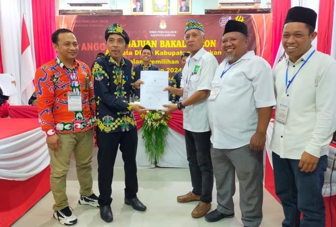 BERKAS : Penyerahan berita acara kelengkapan berkas oleh KPU Nunukan kepada DPC PKB Kabupaten Nunukan. (FOTO: Novita A.K/ BENUANTA)