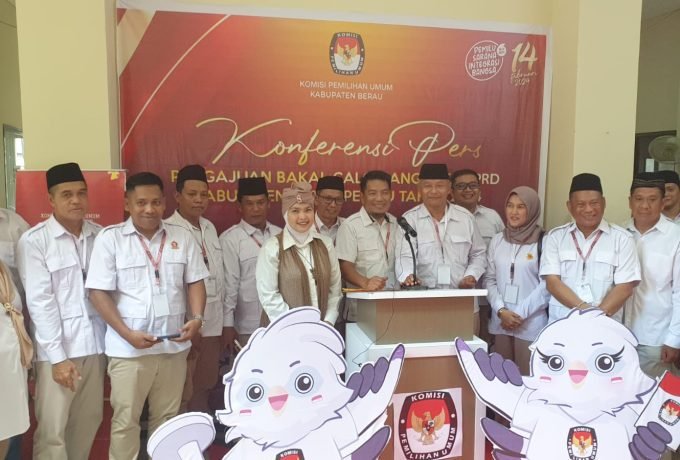 PRES RILIS: Para pengurus Partai Gerindra Kabupaten Berau melakukan pres rilis usai menyerahkan berkas bacaleg anggota DPRD Berau ke KPU Berau.