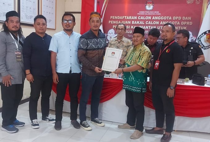 VERIFIKASI : Herman SH saat menerima verifikasi berkas dari Ketua KPU Provinsi Kaltara, Suryanata Al-Islami.