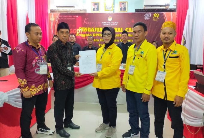 DAFTAR : Penyerahan berkas kelengkapan pendaftaran Bacaleg oleh KPU Nunukan kepada DPD Golkar (FOTO: Novita A.K/ BENUANATA)