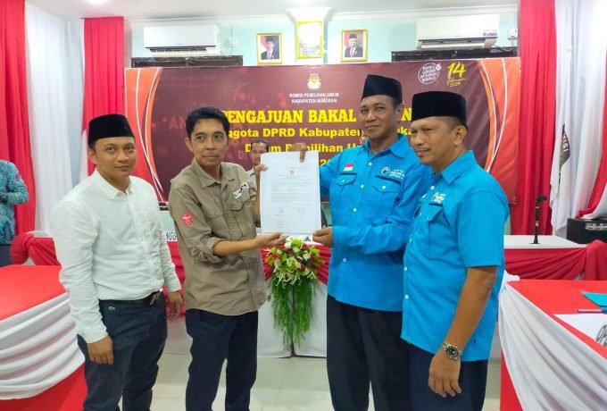 GELORA : KPU Nunukan saat menyerahkan berita acara Pendaftaran Bacaleg Gelora Nunukan yang dinyatakan lengkap dan diterima (FOTO: Novita A.K/ BENUANTA)