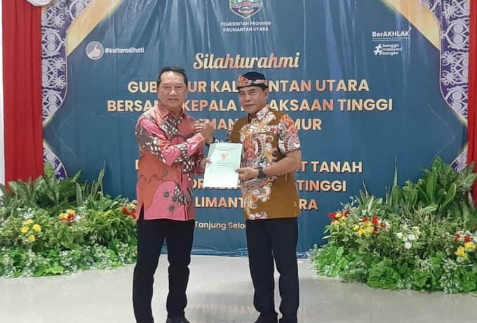 PENYERAHAN: Gubernur Kaltara Zainal Arifin Paliwang saat melakukan penyerahan sertifikat lahan kepada Kajati Kaltim, Hari Setiyono.