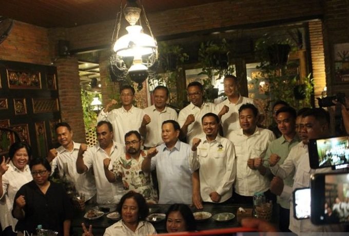 prabowo-2 Menhan Prabowo Subianto bersama 15 kelompok relawan Gibran Rakabuming Raka di Angkringan Omah Semar Jajar Solo, Jumat (19/5/2023) malam. (ANTARA/Bambang Dwi Marwoto.