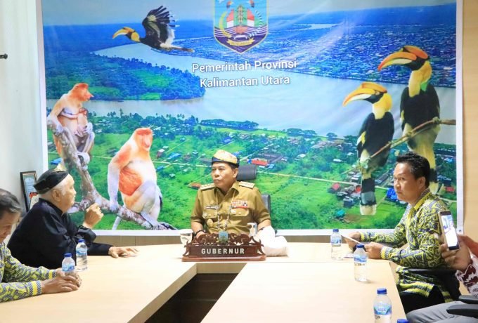 AUDIENSI : Gubernur Kaltara, Drs H Zainal A Paliwang SH, M.Hum menerima audiensi dari lembaga adat, Senin (12/6). (FOTO: DKISP)
