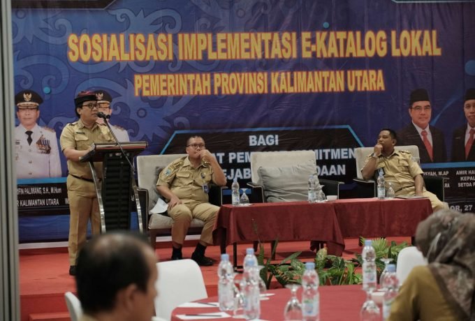 SOSIALISASI : Staf Ahli bidang Ekonomi Pembangunan dan Hubungan Antar Lembaga, Burhanuddin, S.Sos., M.Si membuka Sosialisasi Implementasi Katalog Elektronik Lokal di Hotel Luminor, Selasa (27/6). (DKISP)