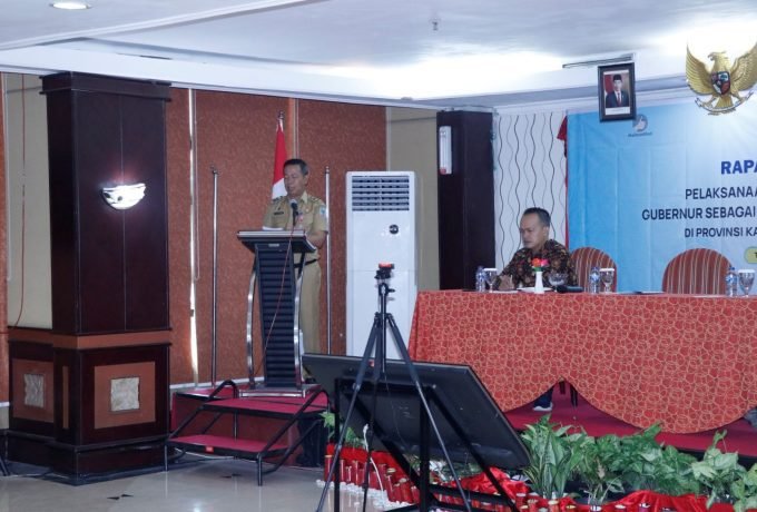 BERI ARAHAN : Asisten bidang Pemerintahan dan Kesra Setprov Kaltara, Datu Iqra Ramadhan memberikan arahan pada Rakor Pelaksanaan Tugas dan Wewenang Gubernur sebagai Wakil Pemerintah Pusat di Swissbell-hotel, Tarakan Selasa (27/6). (DKISP)