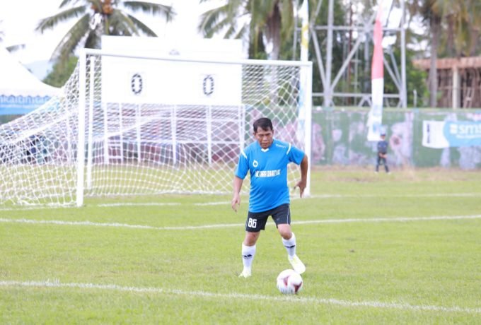FOKUS PRA-PON : Gubernur Kaltara, Drs H Zainal A Paliwang SH, M.Hum saat bermain sepak bola, beberpaa waktu lalu. Ia berharap tim sepak bola Kaltara bisa fokus dan lolos Pra PON.