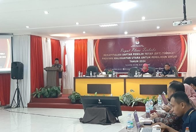 REKAPITULASI: KPU Provinsi Kaltara saat melaksanakan rekapitulasi DPT tingkat Provinsi.