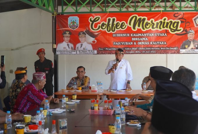 COFFEE MORNING : Gubernur Kaltara, Drs H Zainal A Paliwang SH, M.Hum menghadiri pelaksanaan coffee morning di Warung Kopi Tiam, Kota Tarakan, Rabu (28/6). (DKISP)