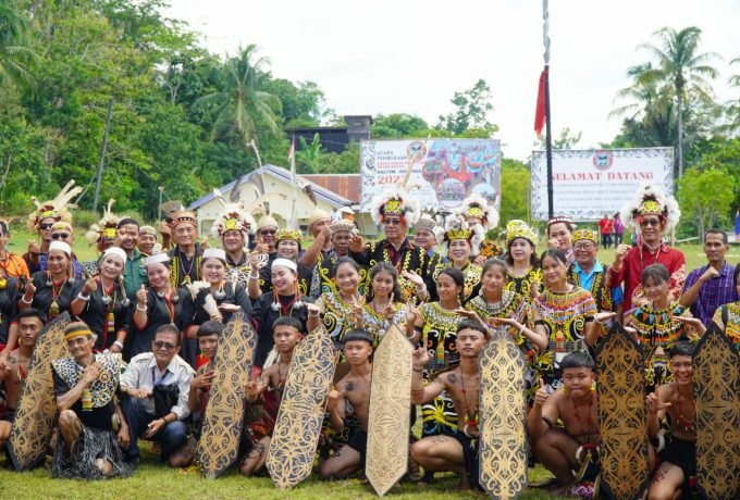 RAPAT KERJA : Wagub Kaltara, Yansen TP menghadiri undangan Pembukaan Raker Persatuan Dayak Kayan Kaltim-Kaltara di lapangan Garuda Sakti Desa Kelubir, Kecamatan Tanjung Palas Utara, Kabupaten Bulungan, Rabu (28/6). (DKISP)
