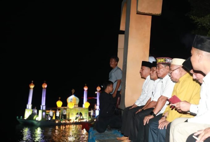 MELEPAS : Gubernur Kaltara, Zainal A Paliwang didampingi Bupati Bulungan Syarwani dan Wakil Bupati Bulungan Ingkong Ala, melepas peserta pawai perahu hias Gebyar Kayan Bertakbir di kawasan Taman Sungai Kayan, Tanjung Selor, Kabupaten Bulungan, Rabu (28/6) malam. (DKISP)