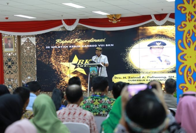 MEMBUKA : Gubernur Kaltara, Drs H Zainal A Paliwang SH, M.Hum saat membuka Rakor Kepegawaian Se-Wilayah Kerja Kantor Regional VIII Badan Kepegawaian Negara di Ruang Serbaguna, Gedung Gadis, Rabu (14/6).