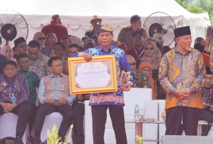 PENGHARGAAN : Gubernur Kaltara, Zainal A Paliwang saat memegang Penghargaan Ajang Pekan Nasional (Penas) Petani Nelayan Indonesia XVI 2023 dari Mentan RI atas dedikasi, kontribusi, dan keberhasilan dalam membangun bidang pertanian di Padang, Sumatera Barat, Kamis (15/6). (dkisp)