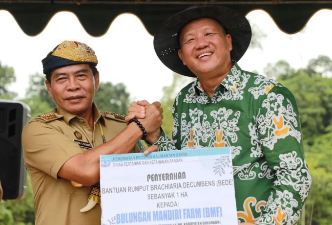 AGROWISATA : Gubernur Kaltara, Zainal Arifin Paliwang bersama pengelola BMF Bulungan usai melakukan penanaman bibit buah durian di lokasi Agrowisata Desa Apung, Kabupaten Bulungan, Senin (19/6).