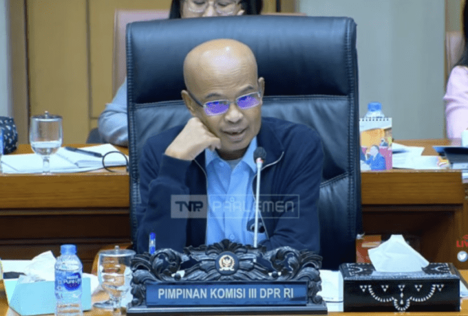 Desmond Junaidi Mahesa