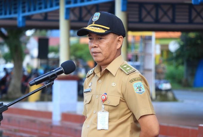 APEL PAGI : Asisten Pemerintahan dan Kesejahtereaan Rakyat, Datu Iqro Ramadhan, S.Sos, M.Si menjadi pembina apel, Senin (3/7).