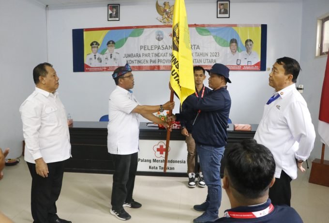 PELEPASAN : Kepala Dinas Kesehatan Kaltara, H. Usman, SKM., M.Kes melepas kontingen Kaltara yang akan mengikuti pelaksanaan JUMBARA PMR Tingkat Nasional ke 9 Tahun 2023.