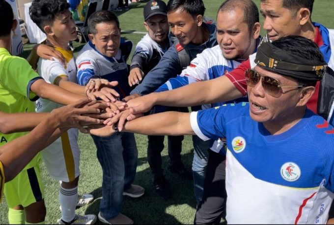 BERI SEMANGAT : Gubernur Kaltara saat memberikan semangat para atlet Kaltara di Fornas Bandung.