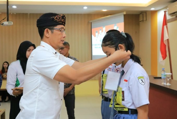 PASKIBRAKA : Kepala Dispora Kaltara, Obed Daniel Lumban Tobing, mengalungkan tanda peserta seleksi Paskibraka beberapa waktu lalu. (DKISP)