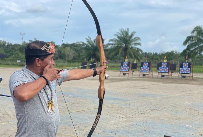 SDM OLAHRAGA : Pemprov Kaltara berkomitmen meningkatkan SDM Olahgara mulai dari tingkat pelajar. Tampak Gubernur Kaltara, Drs H Zainal A Paliwang SH, M.Hum memanah pada pelaksanaan Porprov I Kaltara beberapa waktu lalu.